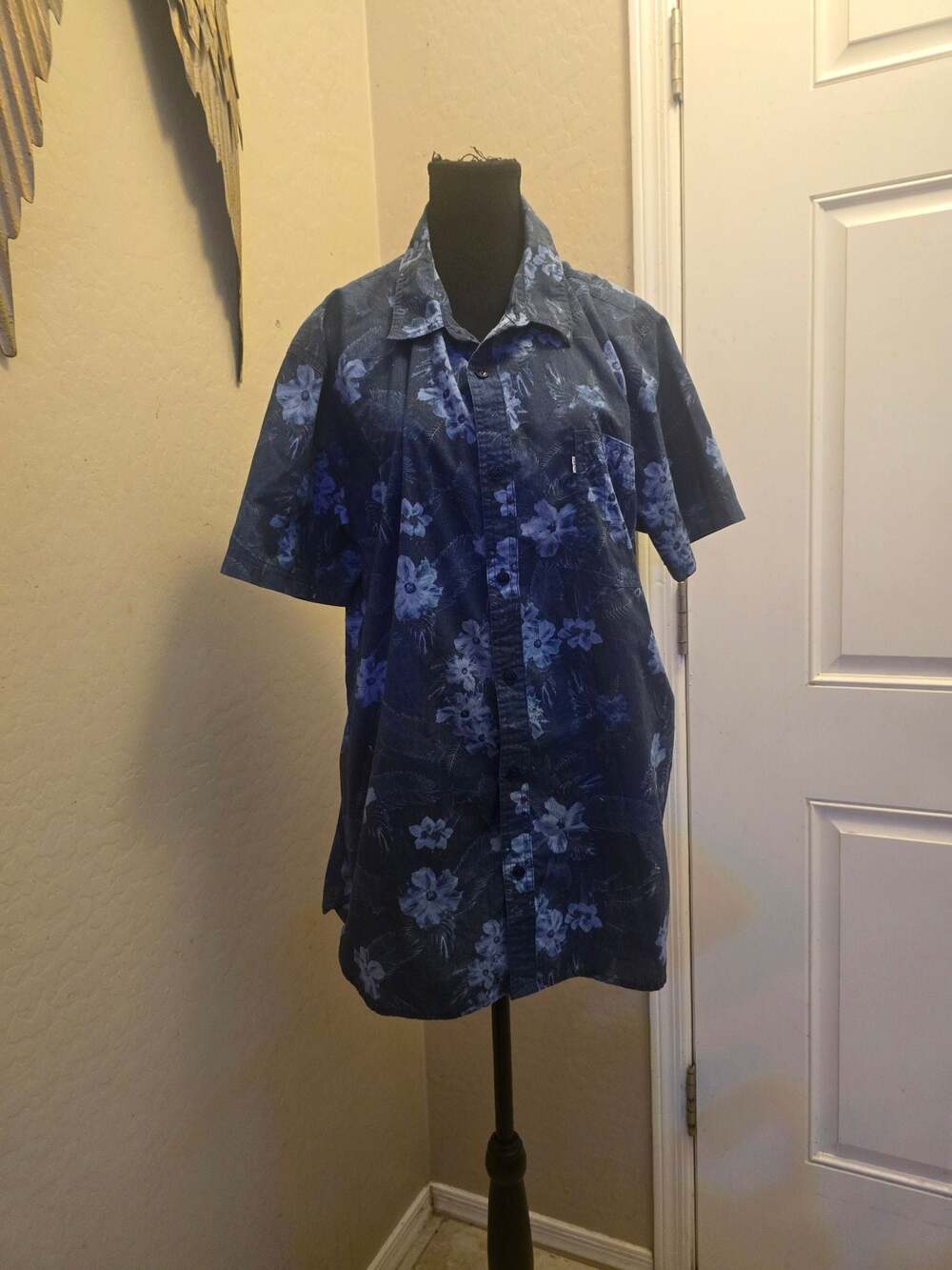 Levi's Men's Navy Blue Floral Short Sleeve Button-Up Shirt